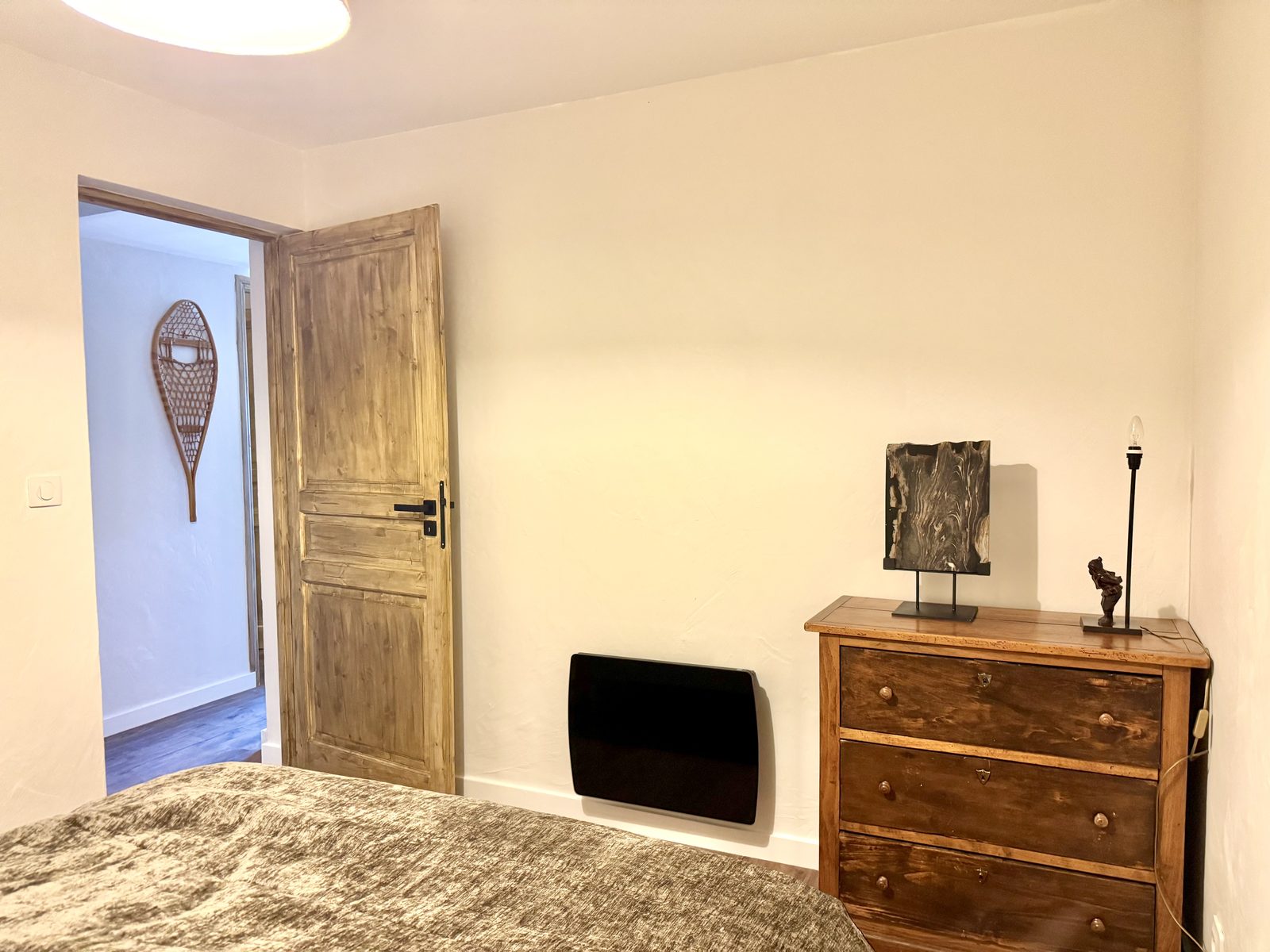 Chambre de l'appartement avec commode ancienne