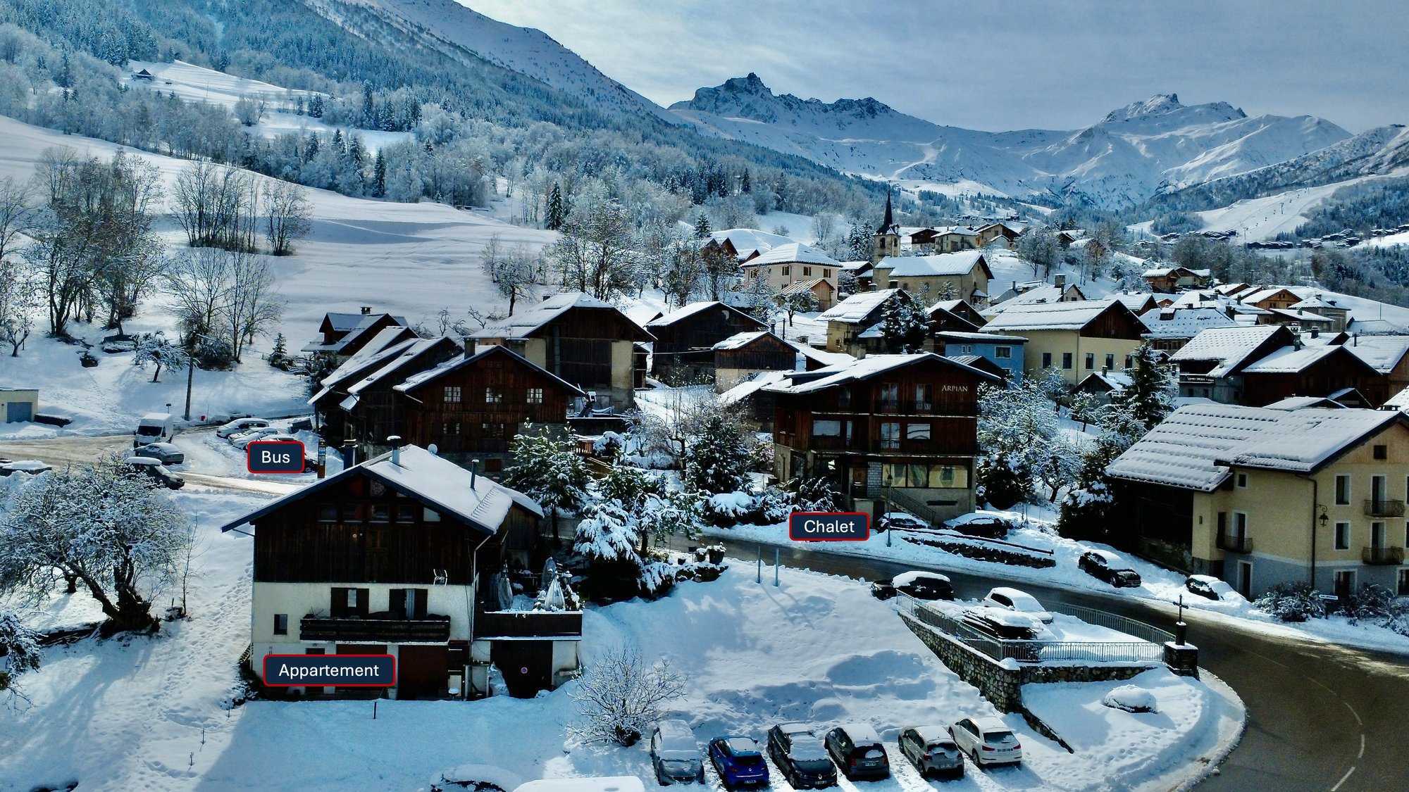 Chalet et appartement vus du drone