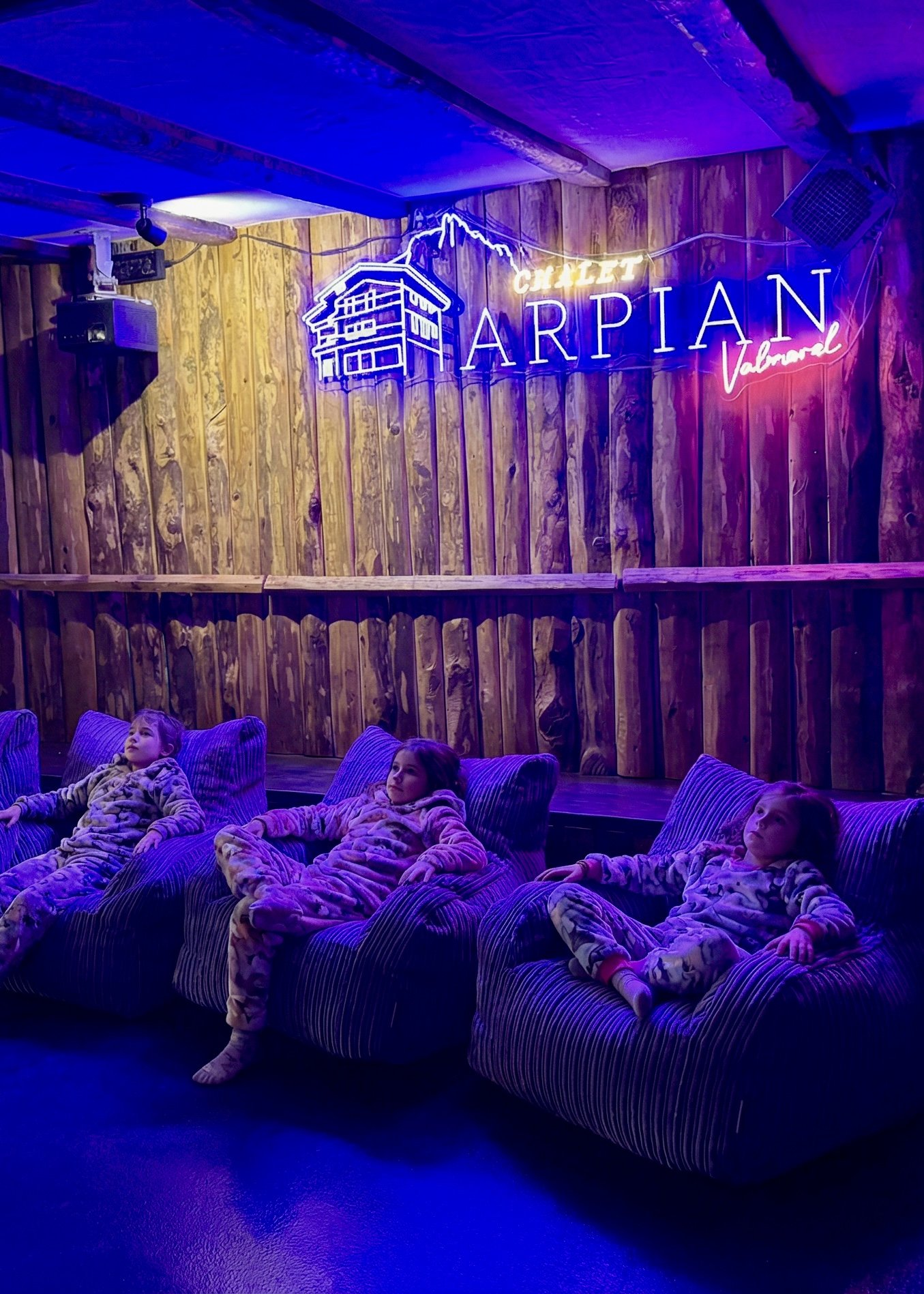 Family Room d'Arpian, ambiance soir avec néon et enfants en pyjamas