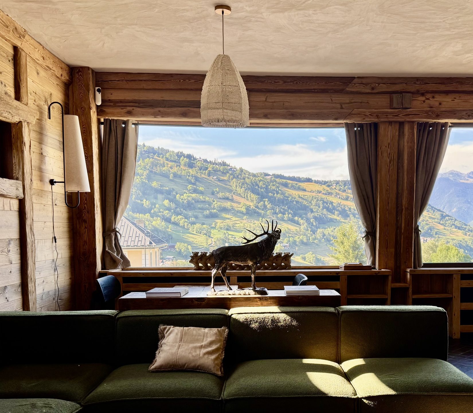 Salon d'Arpian avec vue sur les montagnes de Valmorel