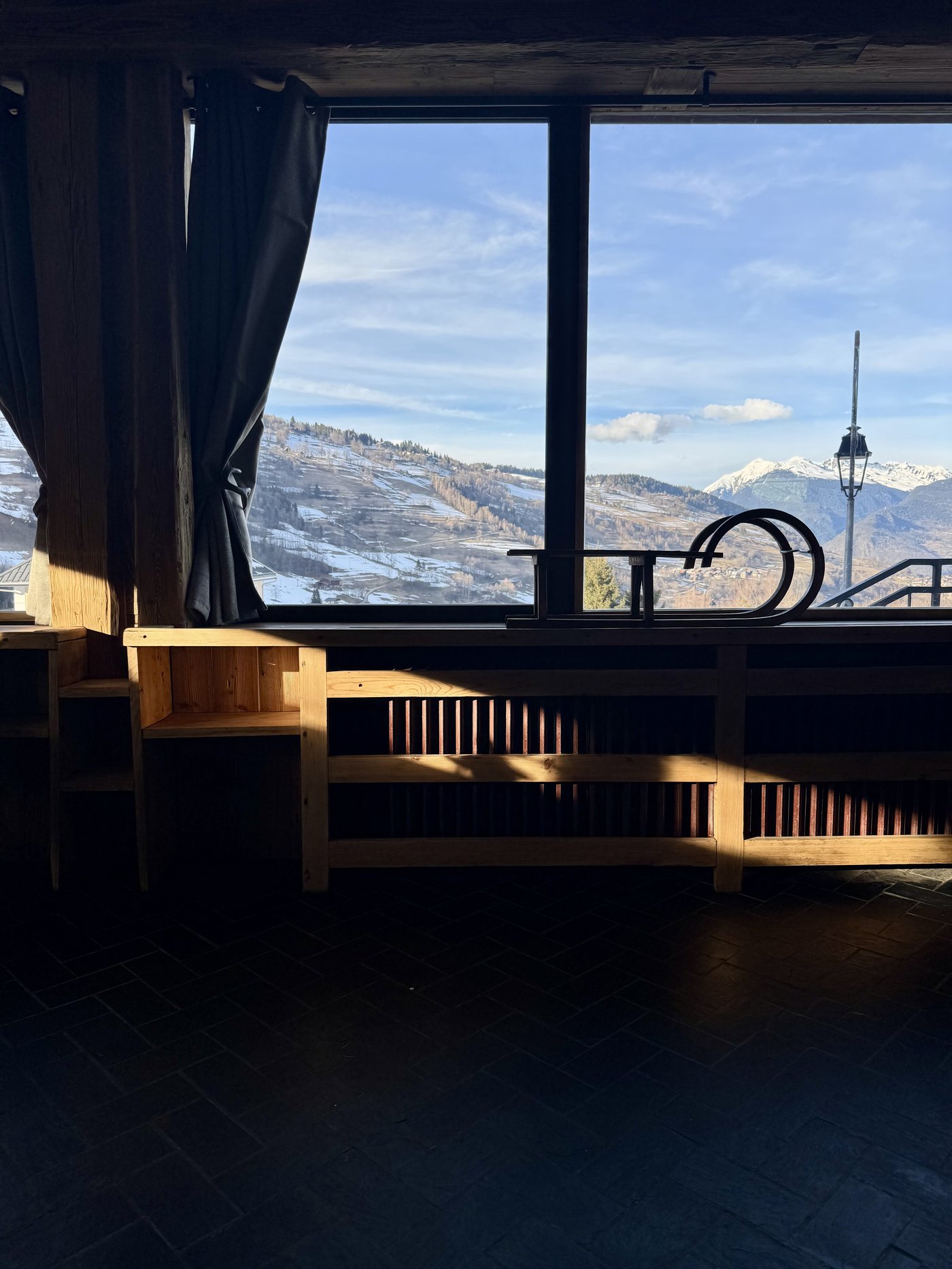 Banquette face à la vue avec petit traîneau noir