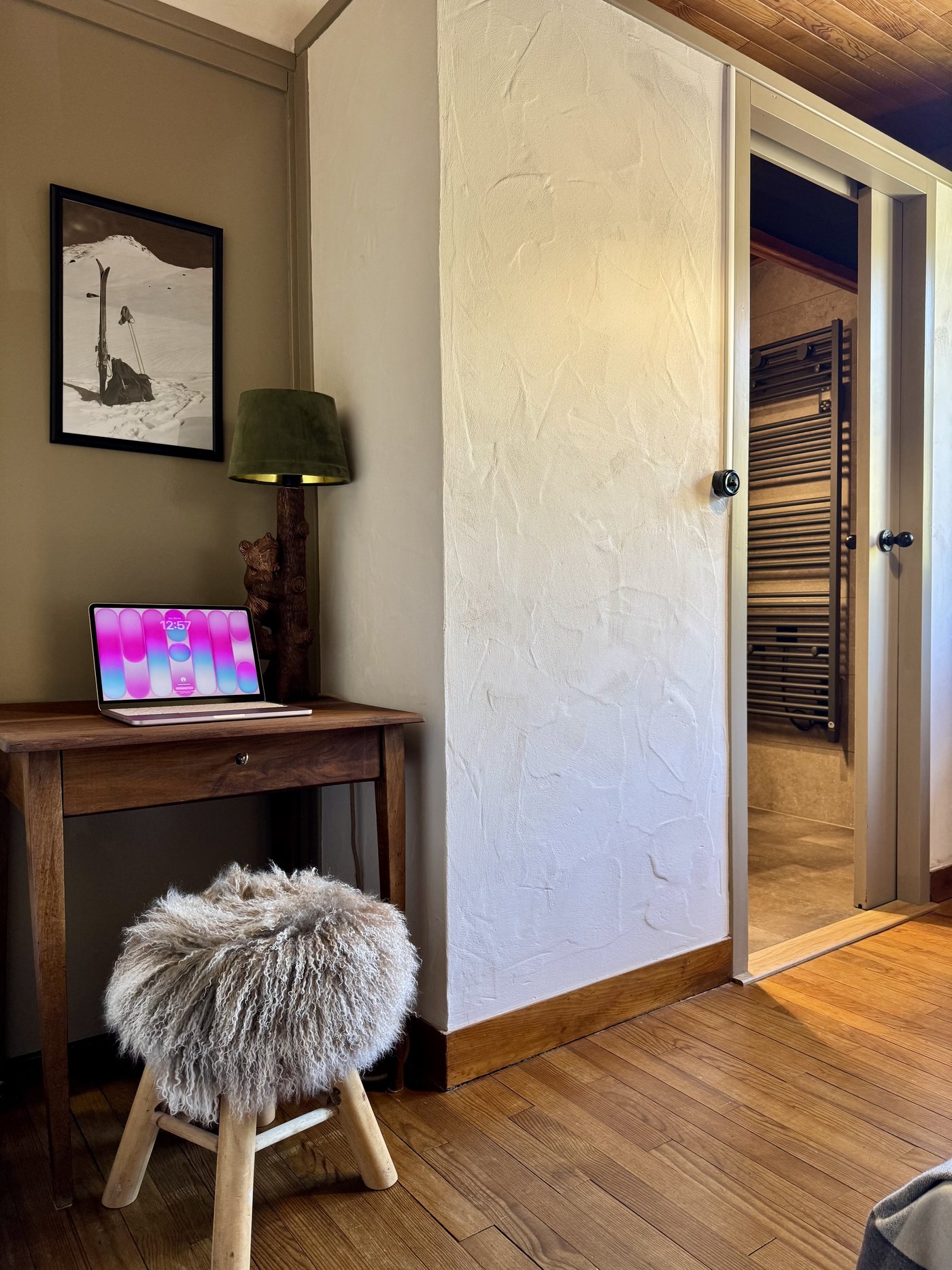 Bureau avec ordinateur et tabouret en peau