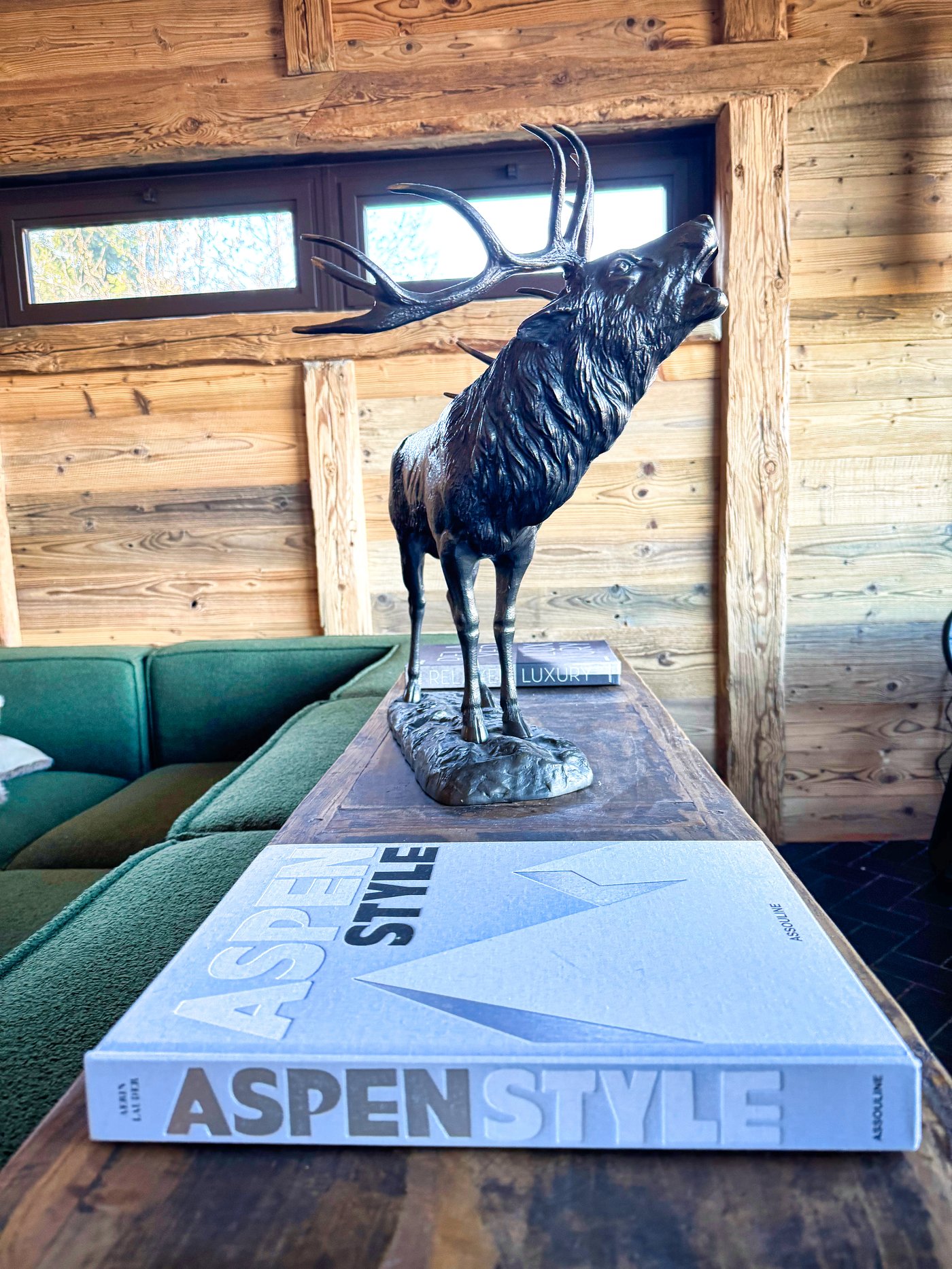 Sculpture cerf en bronze sur livre Aspen Style