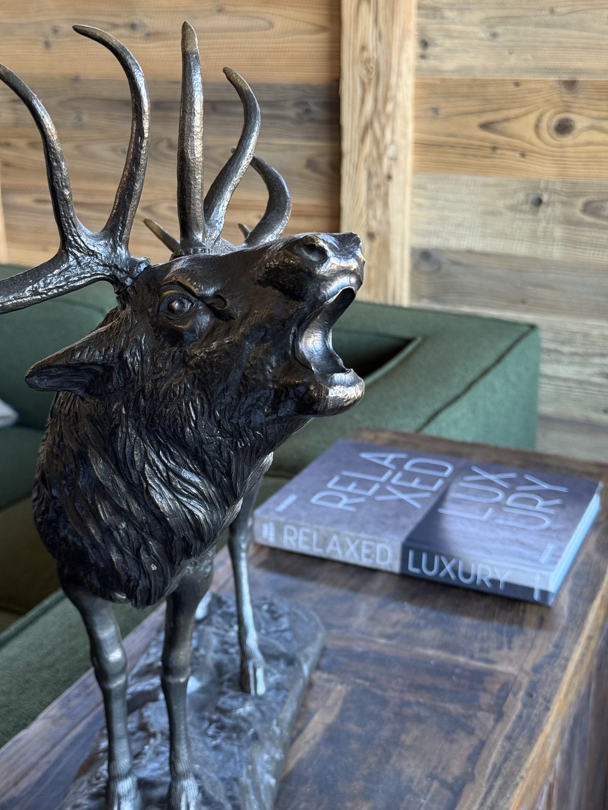 Sculpture de cerf en bronze en gros plan
