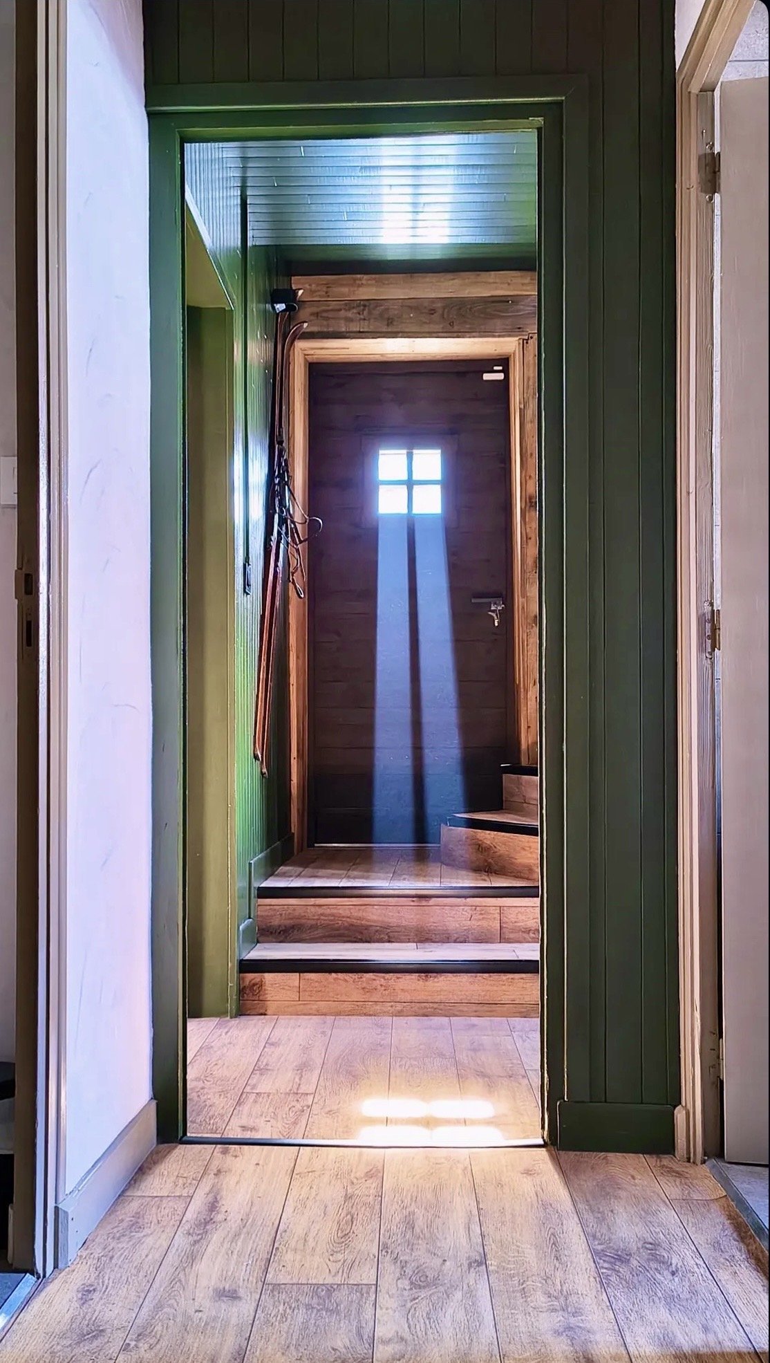 Enfilade de couloir vert vers le bois