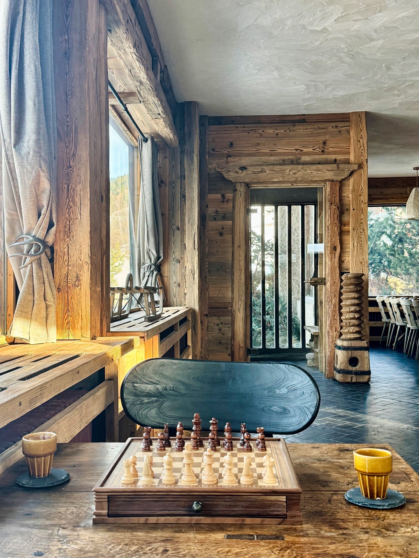 Échiquier sur table en bois et traîneau ancien