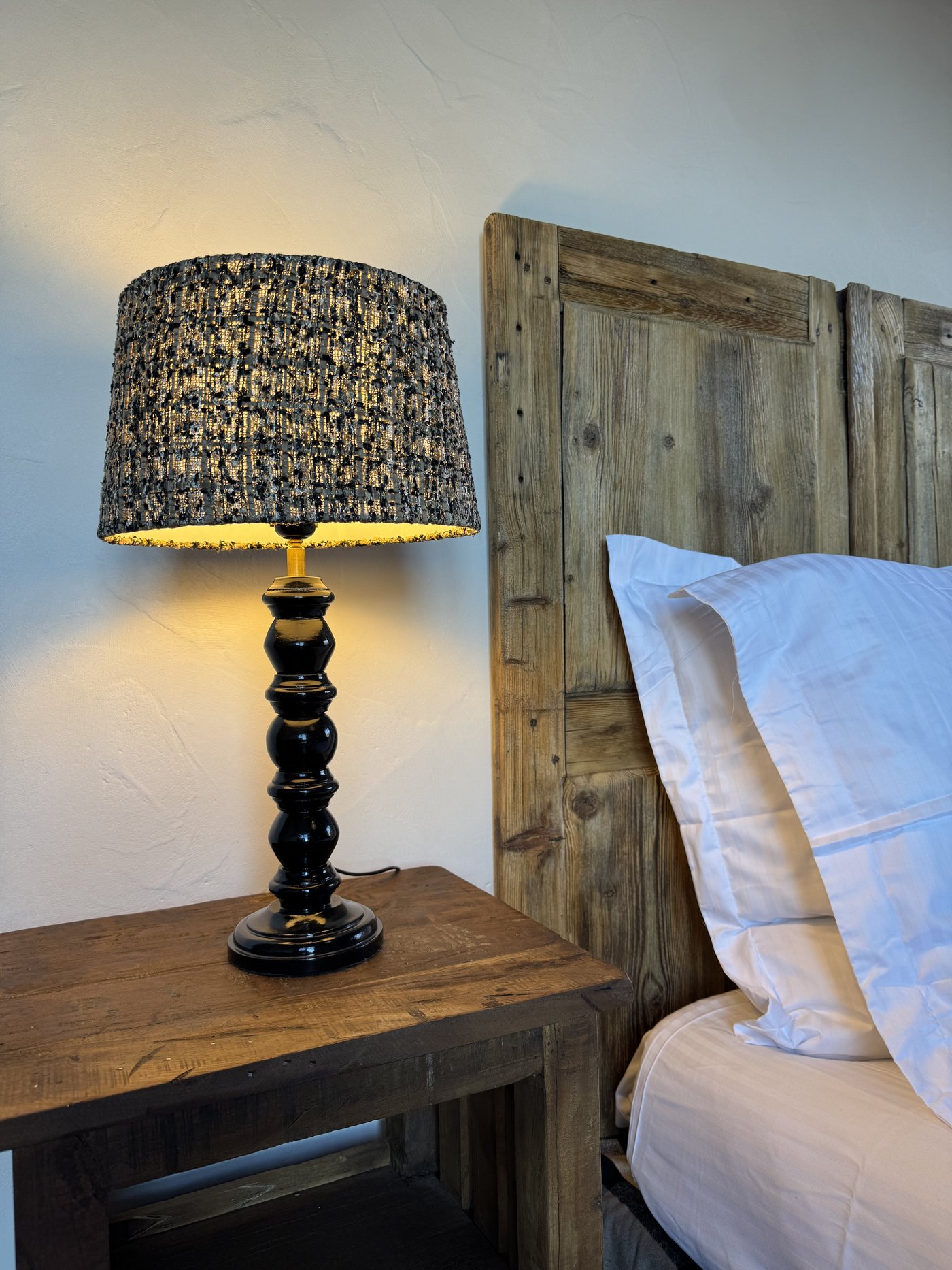 Lampe chinée et tête de lit en bois ancien