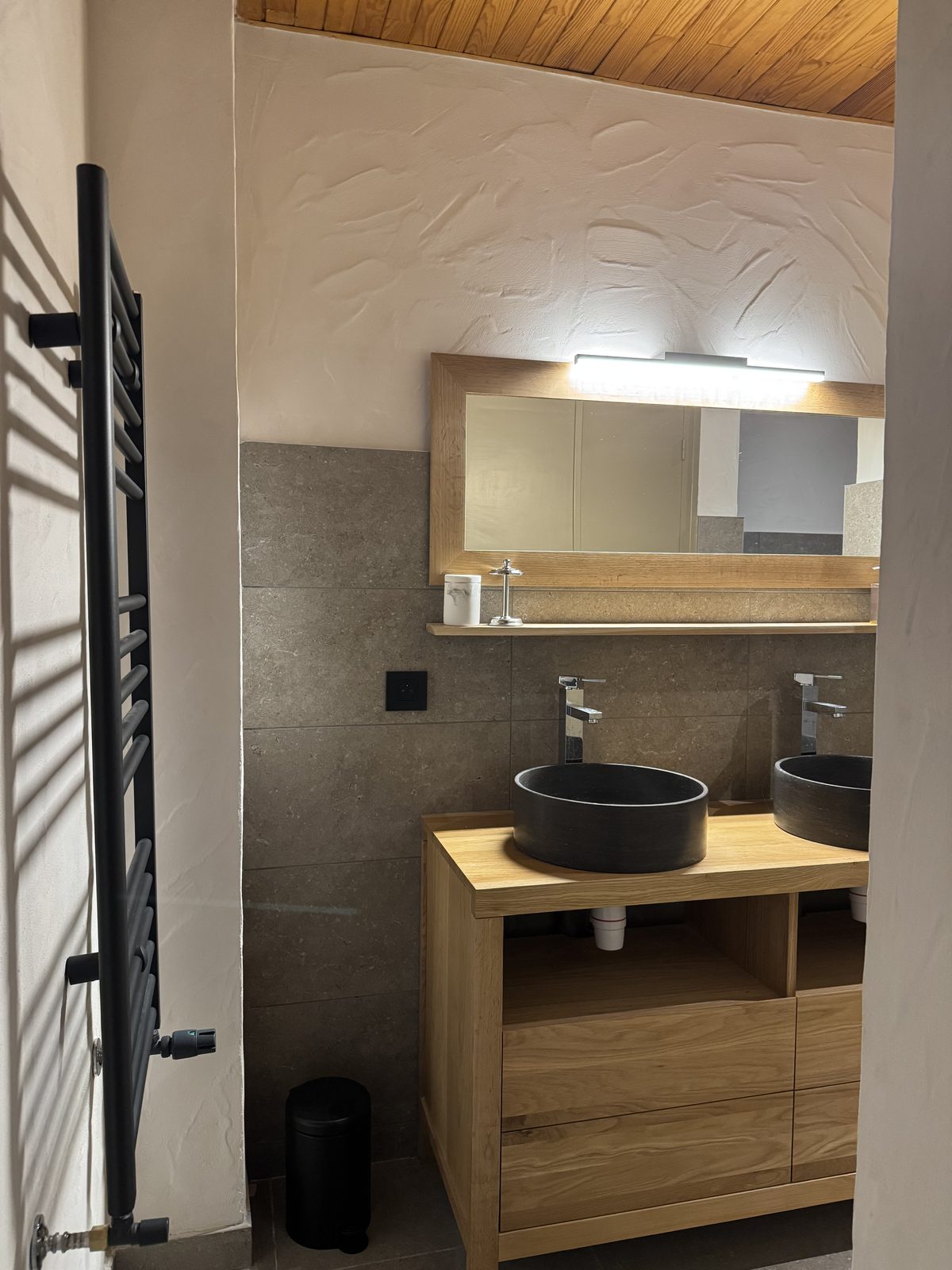 Salle de bain avec double vasque en pierre noire
