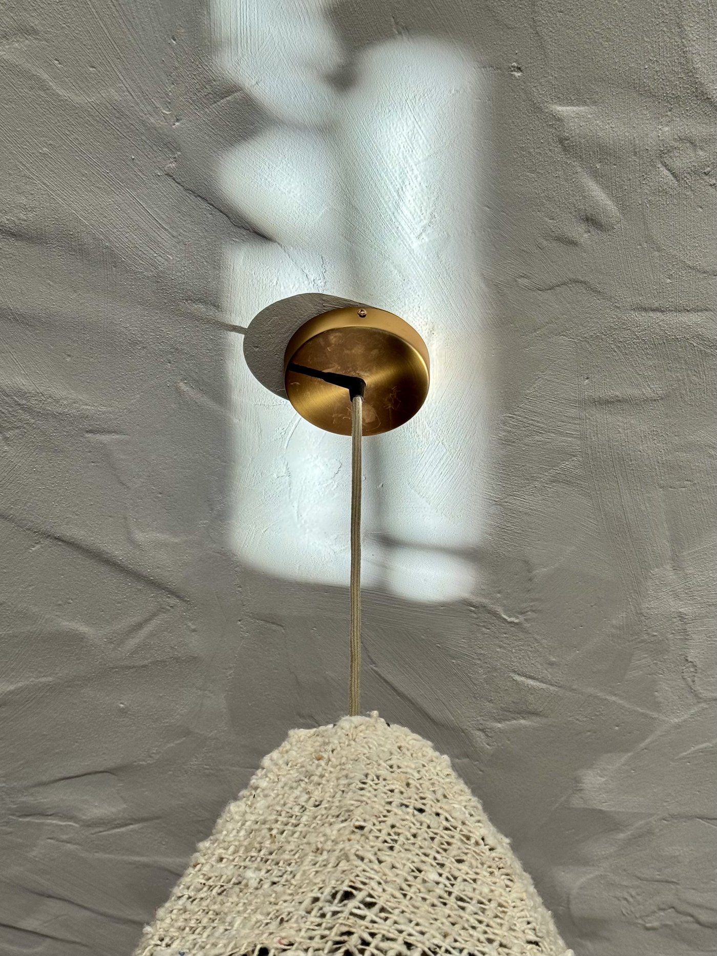 Suspension en laiton avec abat-jour macramé