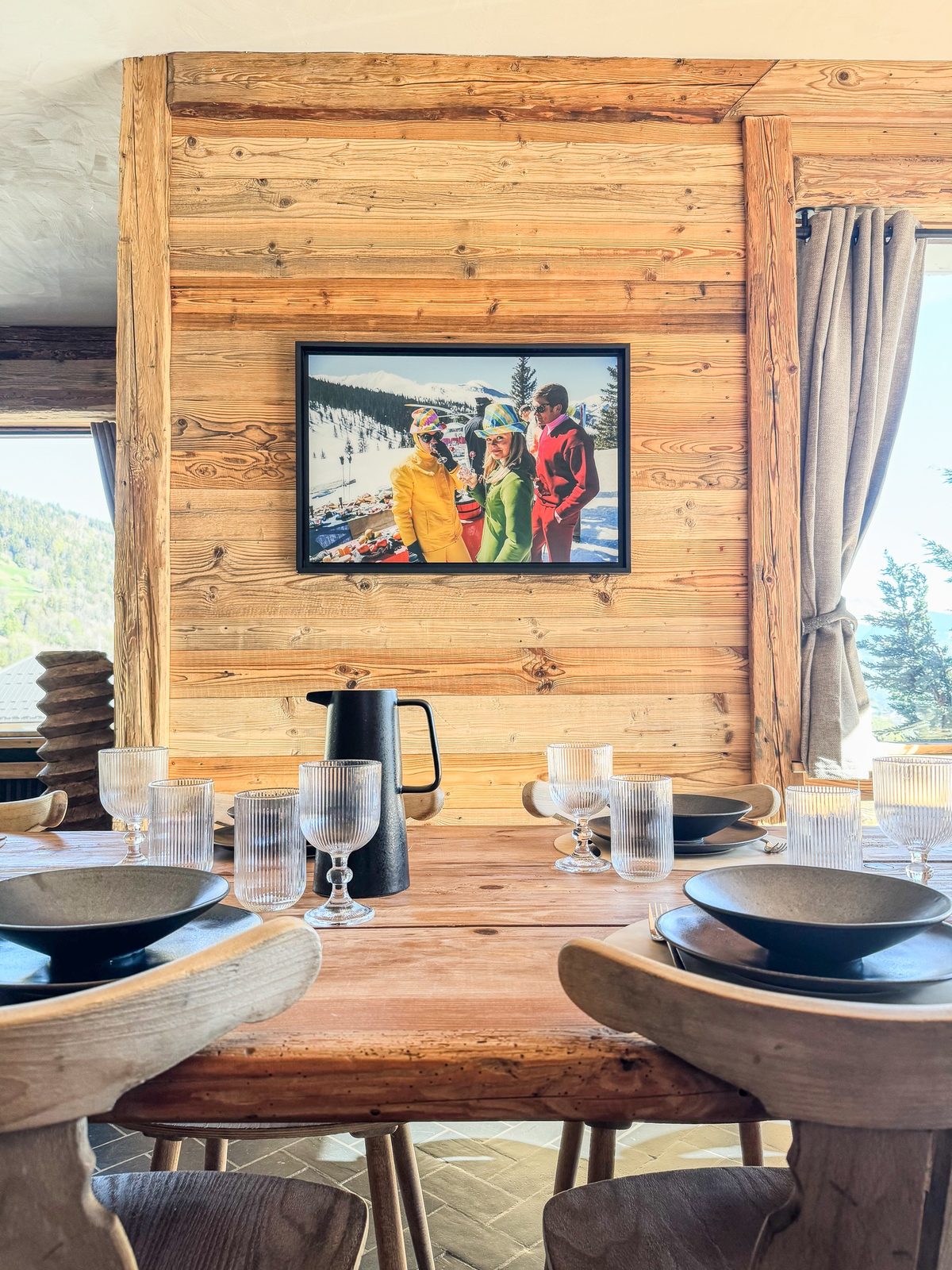 Salle à manger face au tirage couleur des skieurs