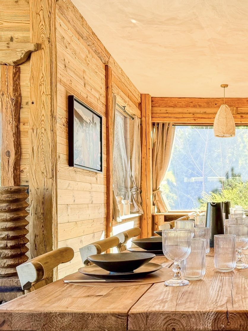 Table de banquet dressée près de la colonne en bois