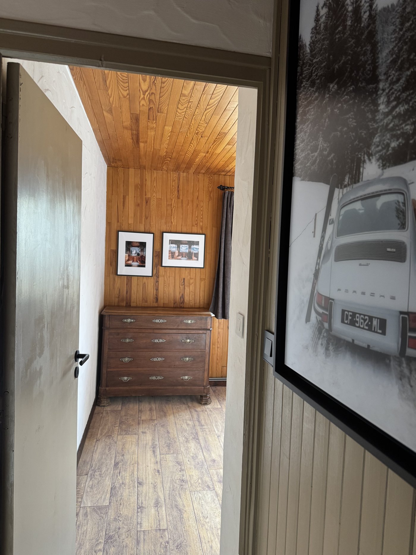 Couloir vers commode ancienne et photo Porsche encadrée
