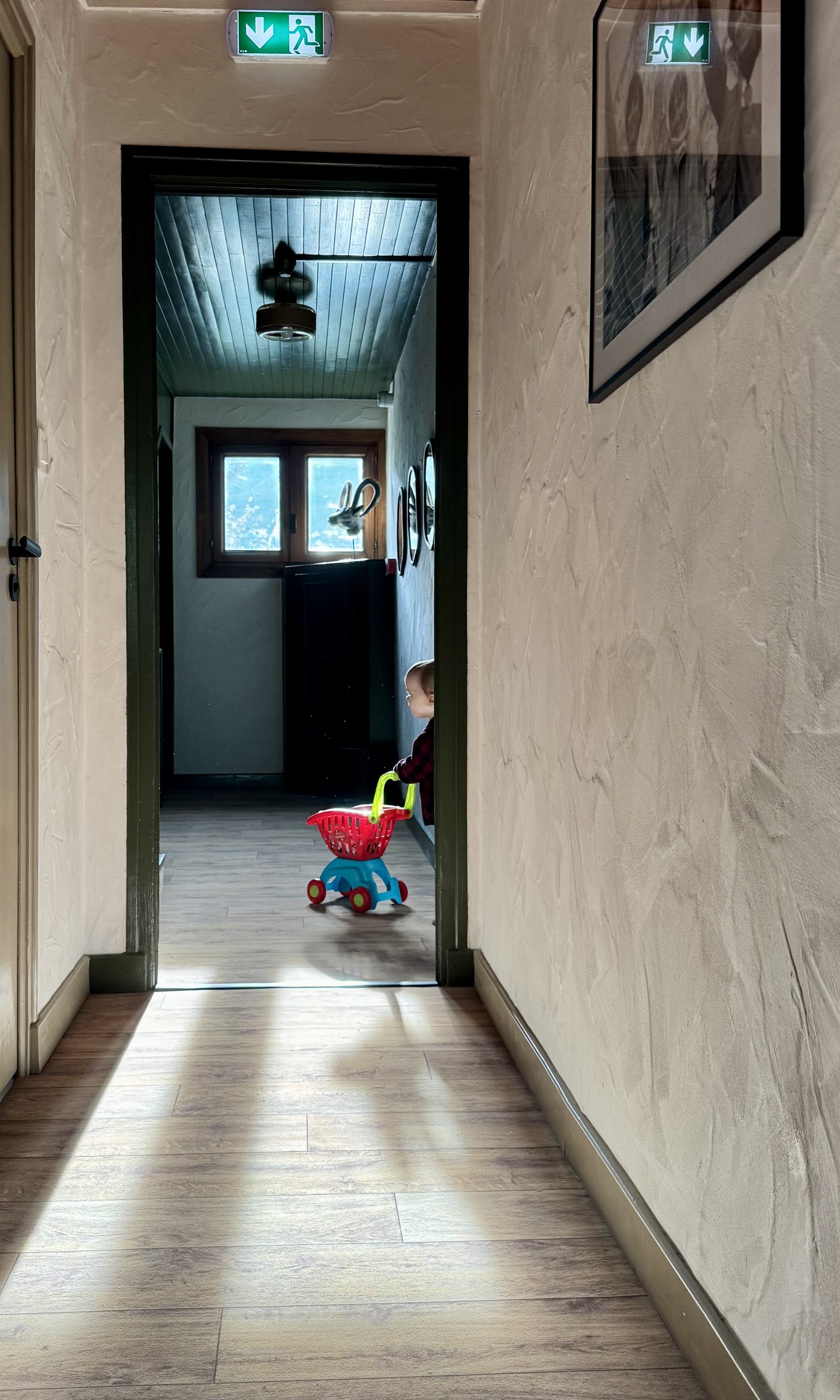 Couloir avec un enfant et un tricycle