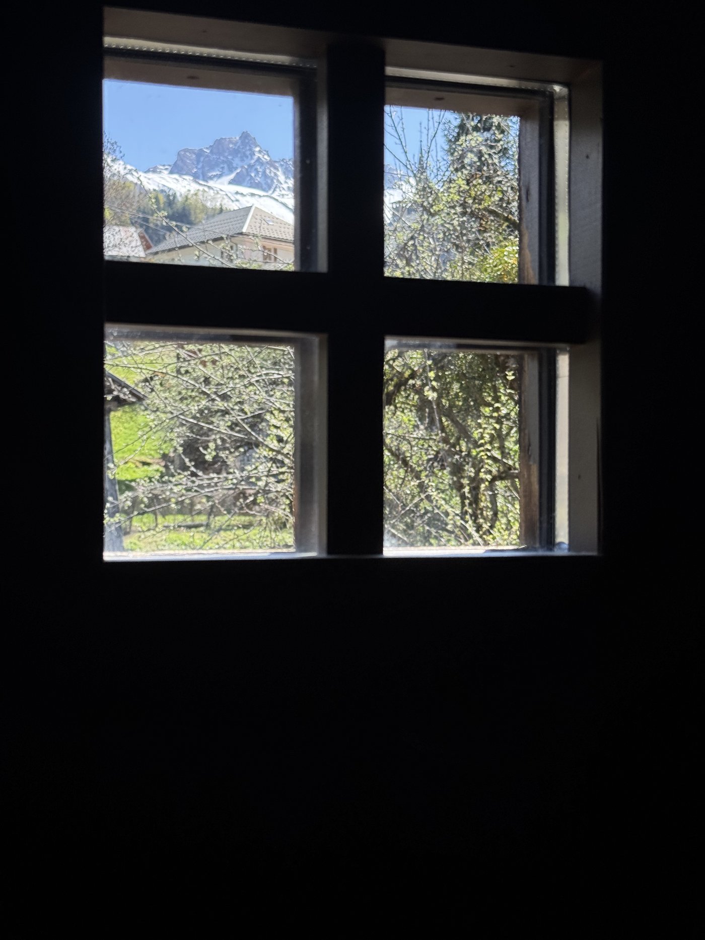 Petite fenêtre carrée avec vue sur le Cheval Noir