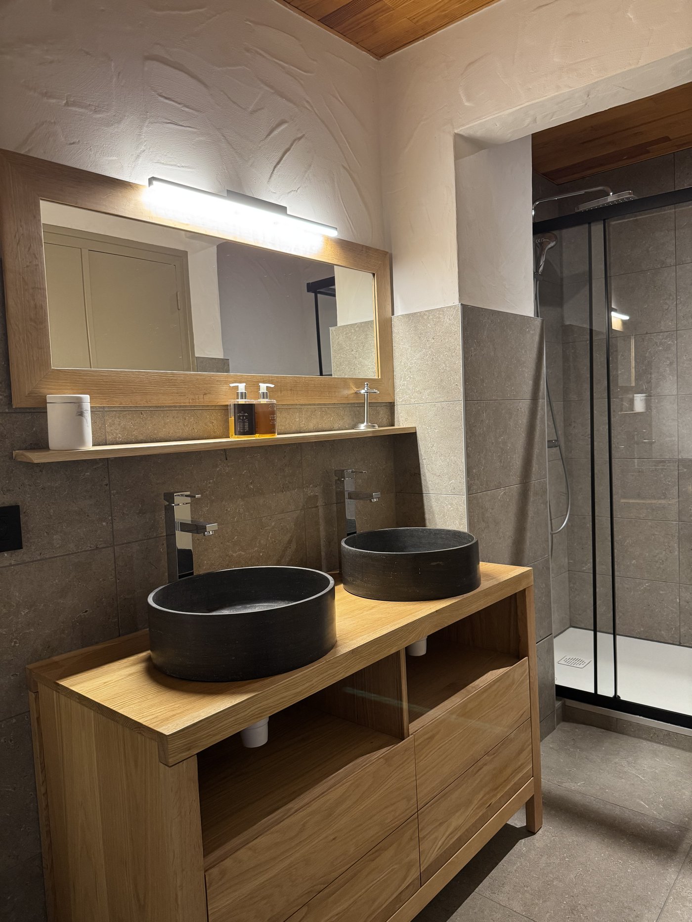 Salle de bain double vasque pierre éclairée
