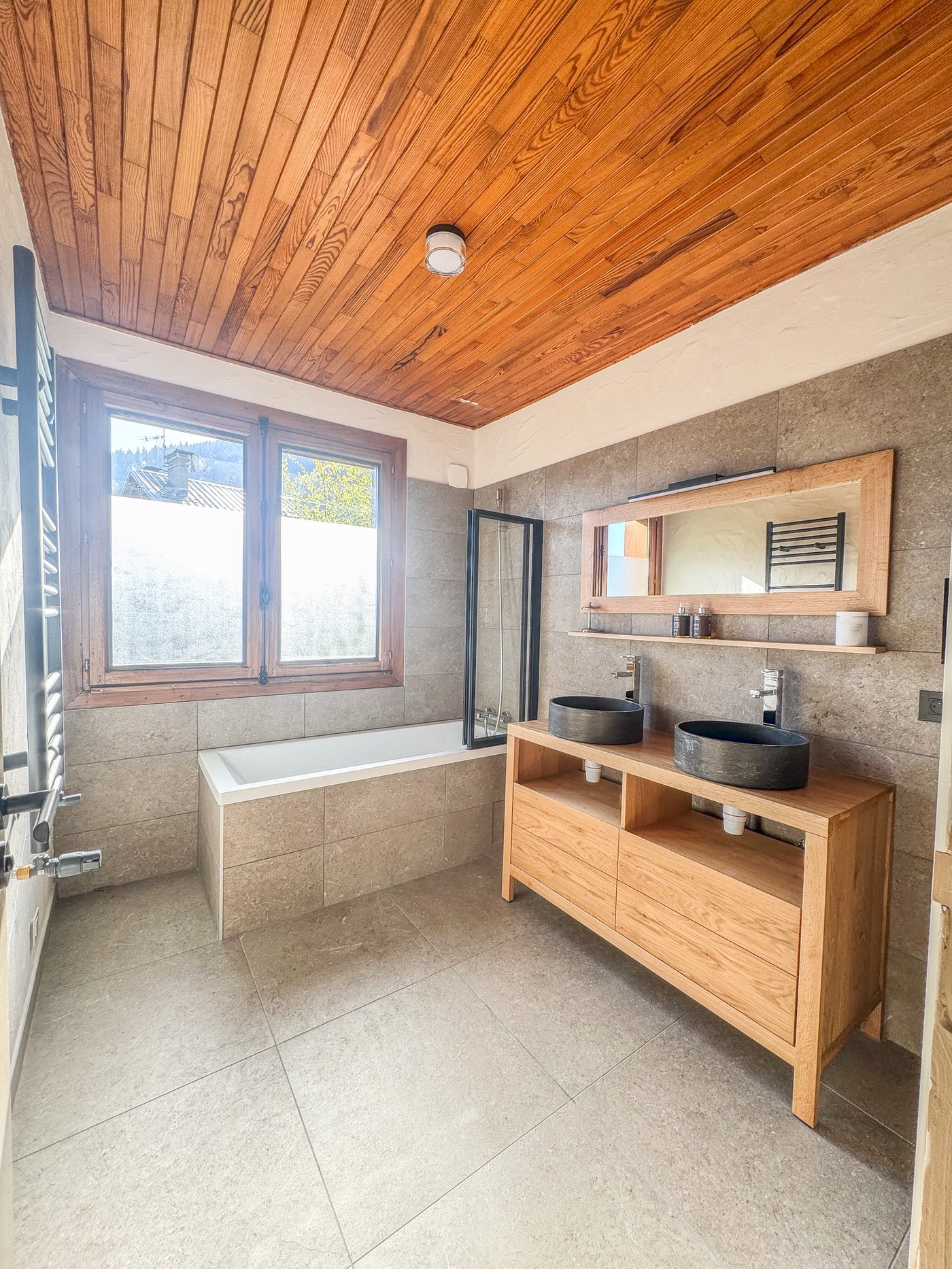 Salle de bain compacte avec douche et vasque noir