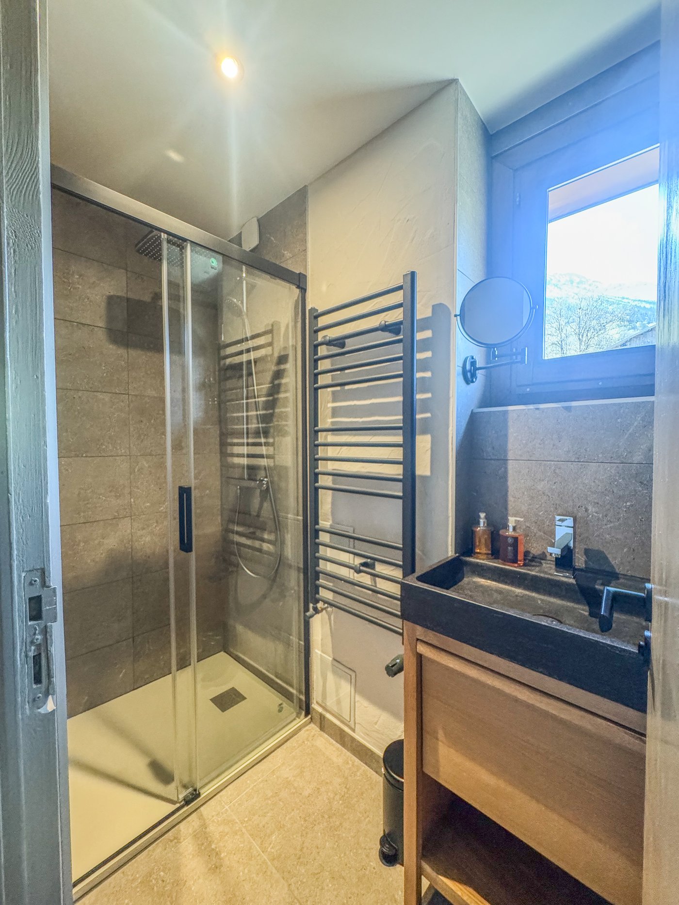 Grande salle de bain avec baignoire, double vasque pierre et vue