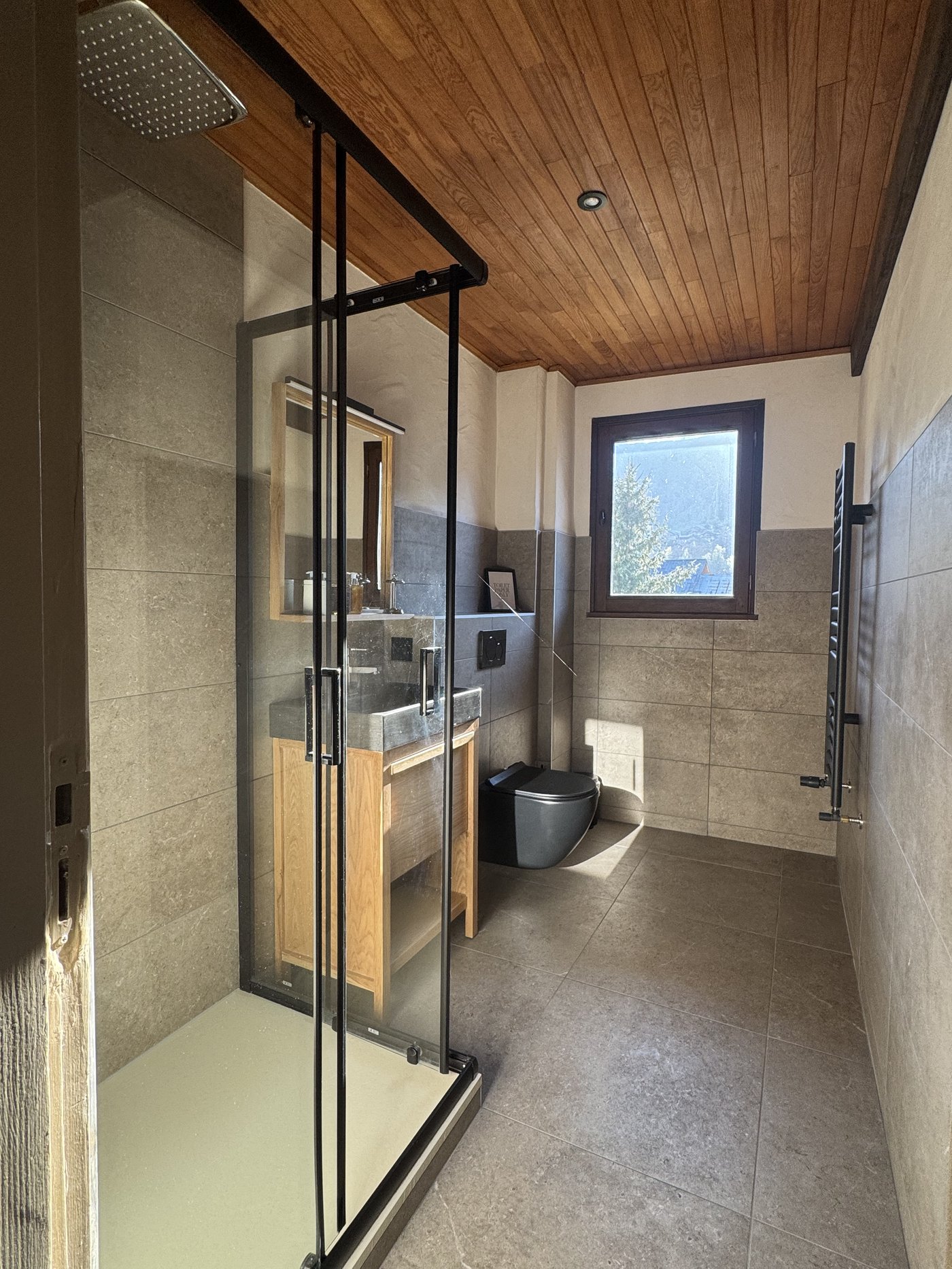 Salle de bain à l'italienne avec sèche-serviettes
