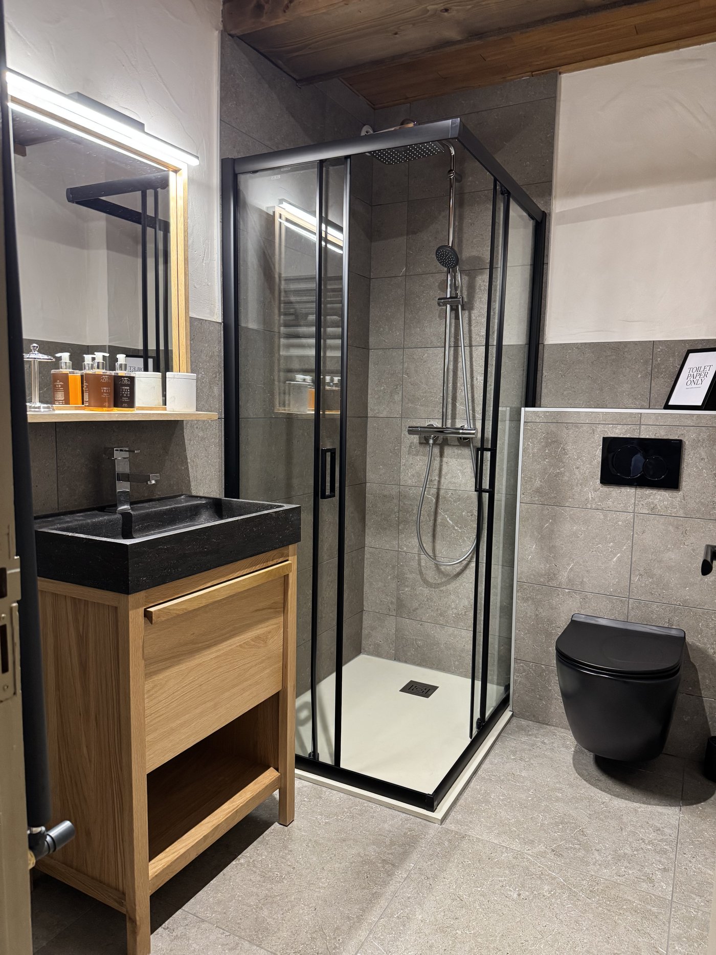 Salle de bain noir et bois avec produits Pure Alpine