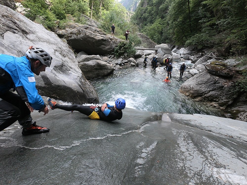Canyoning à Valmorel — toboggan naturel sur dalle de granit, Eau Rousse
