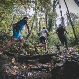 Trois trailers en sous-bois traversant un ruisseau dans la vallée du Morel