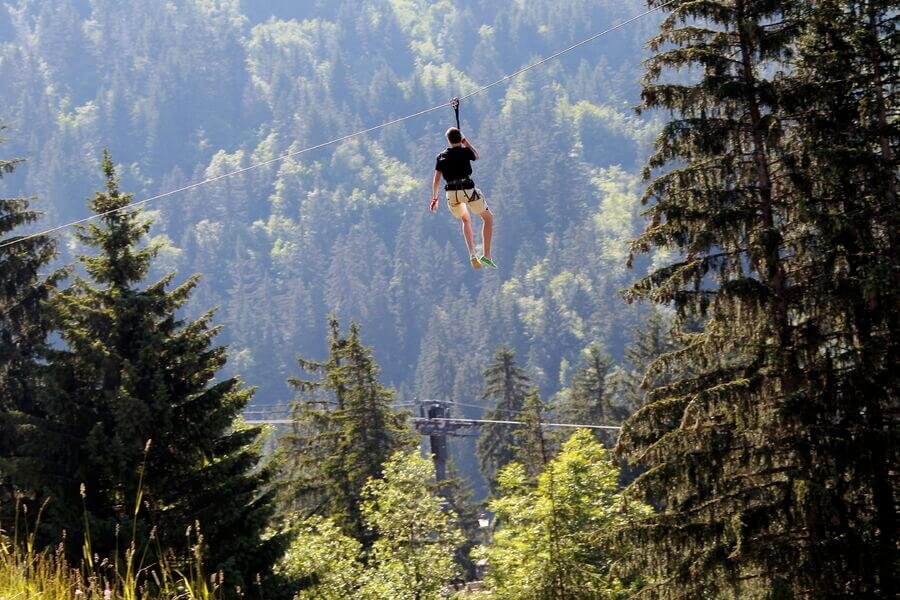 Tyrolienne géante au-dessus de la forêt de Valmorel