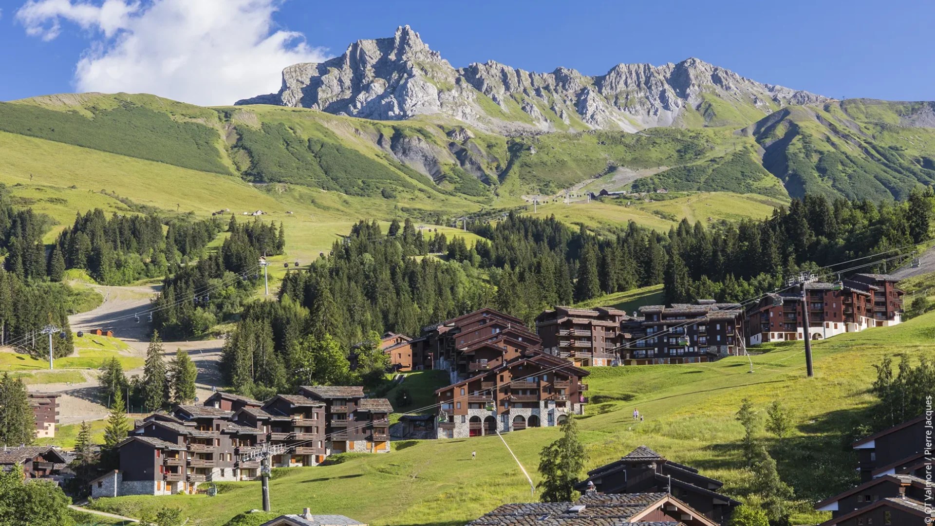 Valmorel en été — la station face à la Crête de la Lauzière, alpages verts et chalets de bois