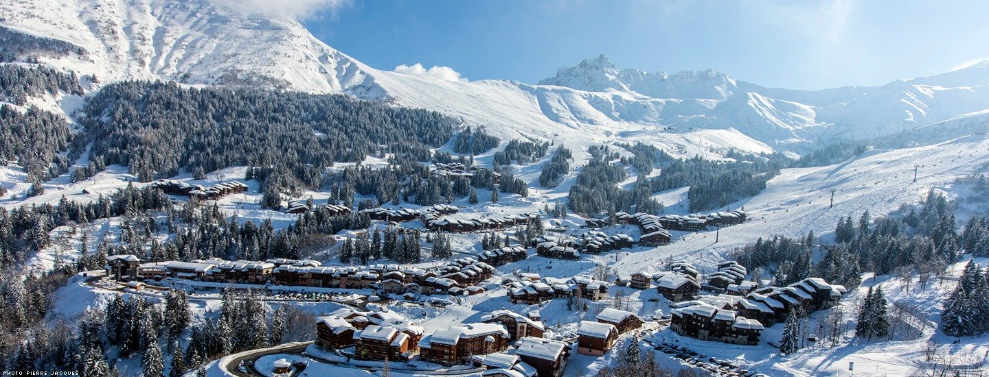Vue panoramique de Valmorel sous la neige — chalets, pistes et sommets enneigés